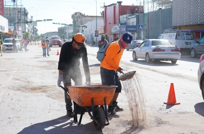 Continúa Ayuntamiento de Guaymas con limpieza de la ciudad tras las lluvias de “Polo”; se trabaja de manera coordinada en el retiro de escombro, basura, tierra y piedras acumulados en calles y espacios públicos.