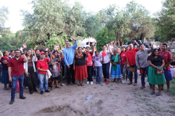 Ramón Flores acerca apoyos alimentarios a comunidades del territorio yaqui; como parte de los recorridos de atención y cercanía con la población.