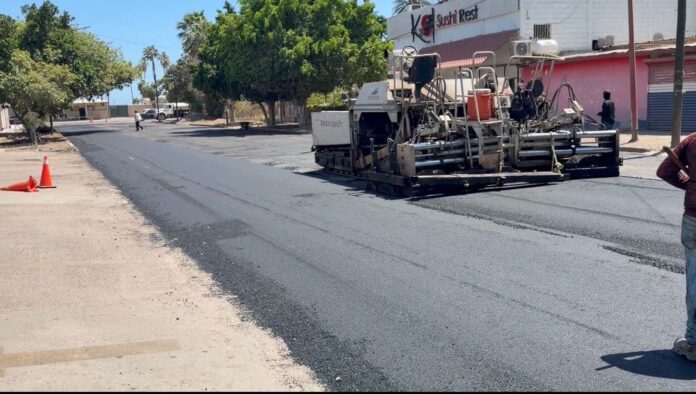 Cumple Luis Fuentes con vecinos; rehabilitan tres tramos de la calle Benito Juárez.