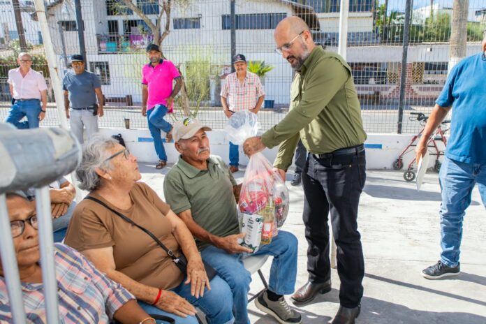 Entregan apoyos alimentarios a pescadores ribereños; evento que estuvo encabezado por el alcalde Alejandro Verdugo.