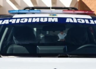 Hace de sus necesidades a un lado de la cama, su mujer le reclama, y la ‘patea’