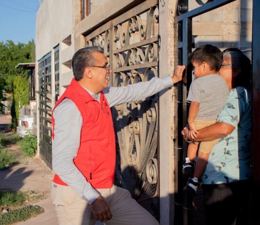 Ramón Flores recorre Colinas del Sol y escucha las necesidades de sus vecinos