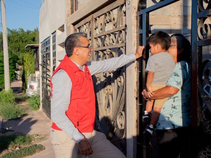 Ramón Flores recorre Colinas del Sol y escucha las necesidades de sus vecinos; con el objetivo de mantener un contacto cercano y permanente con la ciudadanía.