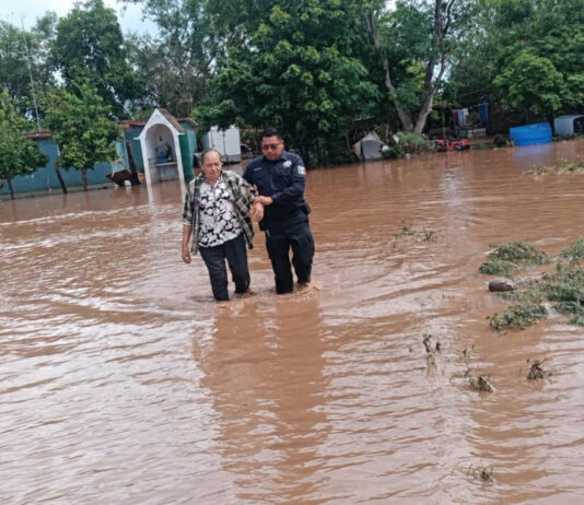 Policía Estatal brinda auxilio y protección a familias en zonas afectadas por lluvias en Sonora