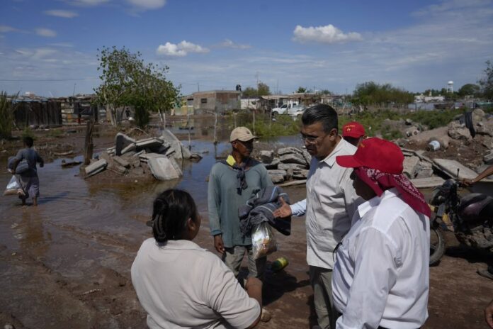 Ramón Flores recorre Bahía de Lobos y entrega apoyos por afectaciones de Polo.
