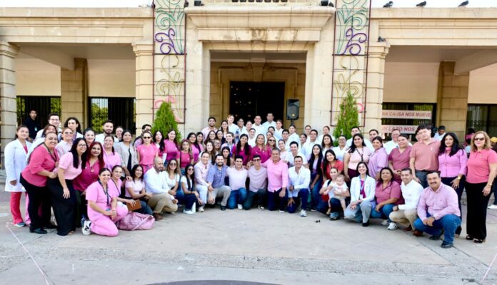 Se suma Gobierno de Hermosillo al mensaje de prevención del cáncer de mama; servidoras y servidores públicos municipales recrearon el moño rosa que promueve la autoexploración como primera acción personal contra este padecimiento.