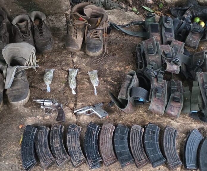 Localizan campamento clandestino del crimen organizado; aseguran artefactos explosivos y armamento; no hay detenidos.