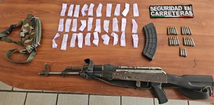 Aseguran ‘cuerno de chivo’ y droga; sujeto que viajaba por la carretera en una motoccicleta logró escapar, internándose en el monte.