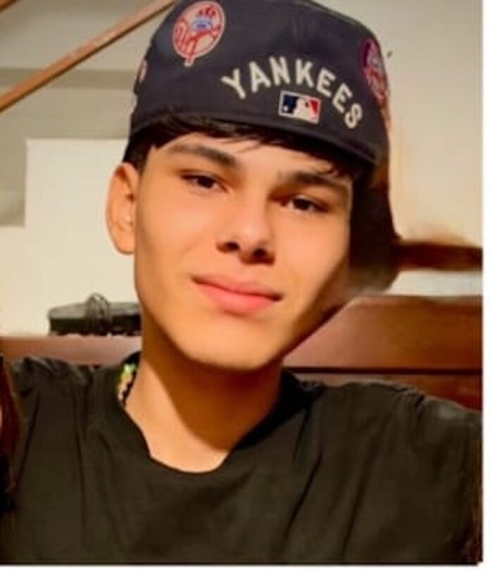 ¡Desaparece estudiante de preparatoria!; desde el pasado martes nada se sabe del paradero del jovencito Roberto Alejandro; su familia lo está buscando.