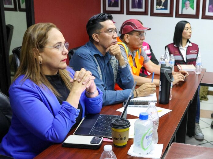 Coordinan acciones de salud en Guaymas tras afectaciones por huracán Polo; la presidenta municipal de Guaymas, doctora Karla Córdova González, participó en la reunión reunión de trabajo.