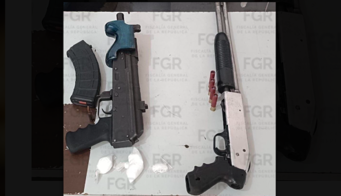 Dos sujetos estarán 5 años en la cárcel por posesión de armas de fuego y droga; tenían consigo dos fusiles de asalto, una escopeta, cartuchos, cargadores.