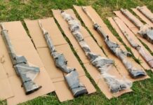 Aseguran arsenal en carro con reporte de robo