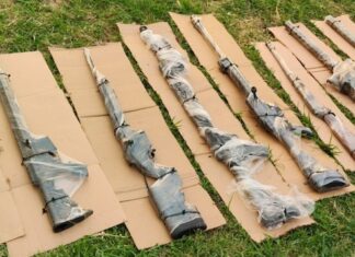 Aseguran arsenal en carro con reporte de robo