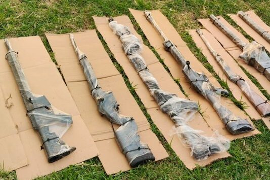 Aseguran arsenal en carro con reporte de robo