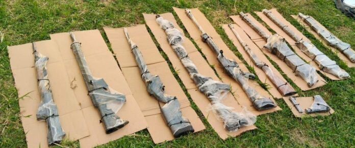 Aseguran arsenal en carro con reporte de robo; la unidad, último modelo, fue localizada por militares en el monte.