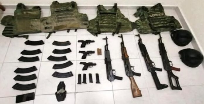 Aseguran armamento de alto poder; militares llevaron a cabo un cateo en casa de seguridad.
