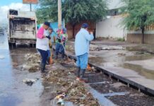 Realizan trabajadores del Ayuntamiento de Hermosillo limpieza de rejillas pluviales por las lluvias de este domingo