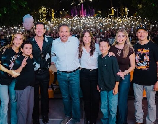 Reconoce Toño Astiazarán a cantante Yahir como ‘Hermosillense Distinguido’ ante más de 3 mil 500 personas