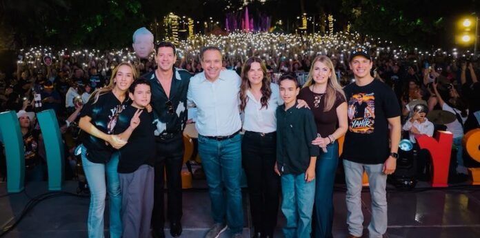 Reconoce Toño Astiazarán a cantante Yahir como Hermosillense Distinguido ante más de 3 mil 500 personas; en un evento familiar en el Parque Madero.