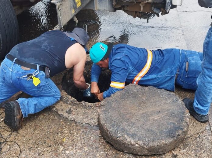 Mantienen labores de desazolve y mantenimiento del drenaje sanitario por lluvias; recomienda el organismo operador evitar arrojar basura, toallitas húmedas, grasas, aceites, escombros o cualquier otro desecho a las alcantarillas y al drenaje sanitario.
