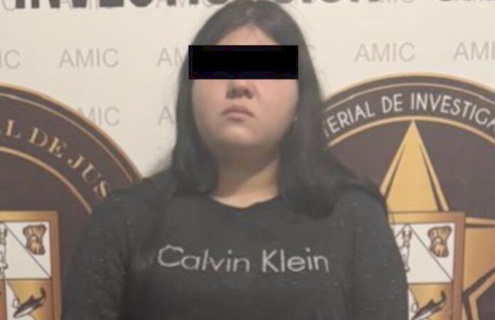 Mujer acusada de feminicidio agravado y tentativa de homicidio; tras una riña embistió con su automóvil deliberadamente a dos mujeres, causándole la muerte a una de ellas.