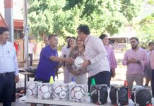 Ramón Flores cumple gestión con entrega de equipo deportivo en secundaria de Guaymas