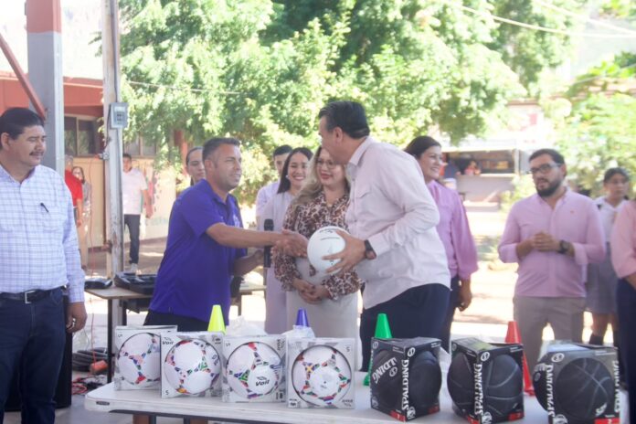 Ramón Flores cumple gestión con entrega de equipo deportivo en secundaria de Guaymas; en atención a una solicitud de la comunidad educativa.