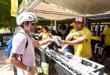 Comienza a sentirse la fiesta del Tour de France con entrega de kits a ciclistas en Parque Madero