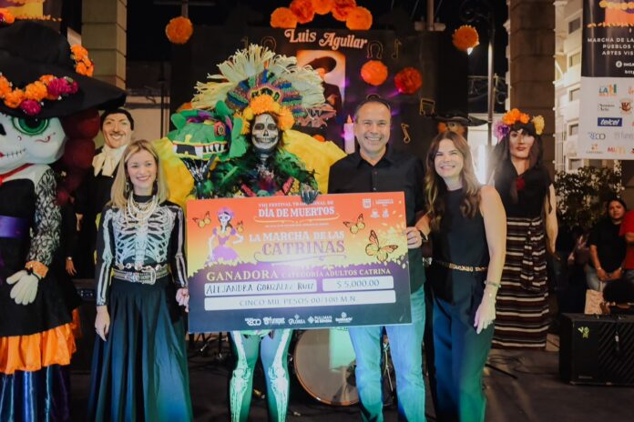 Reconoce Toño Astiazarán la creatividad y tradición en la Marcha de las Catrinas 2026 ante más de 12 mil asistentes; en el marco del VIII Festival Tradicional de Día de Muertos, el presidente municipal premió la caracterización de familias y mascotas en un ambiente lleno de color, calaveras e iluminación.