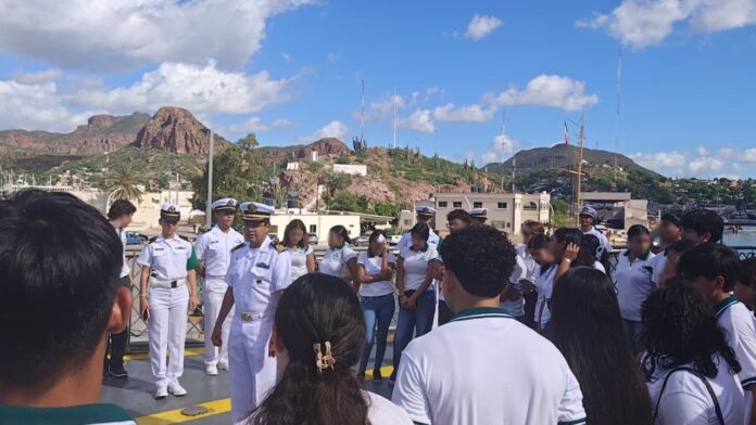 Jóvenes estudiante del Conalep visitan instalaciones de la Segunda Región Naval; acompañados por personal docente y directivo presenciaron la ceremonia de Izado de la Bandera Nacional.