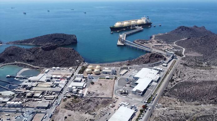 Base de la expansión portuaria, el proyecto de Amigo lNG; con aproximadamente 36 hectáreas de superficie marítima asignadas en concesión.