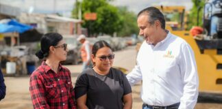 Inicia Toño Astiazarán rehabilitación de calles en Miguel Alemán y entrega tinacos y becas a familias de Kino