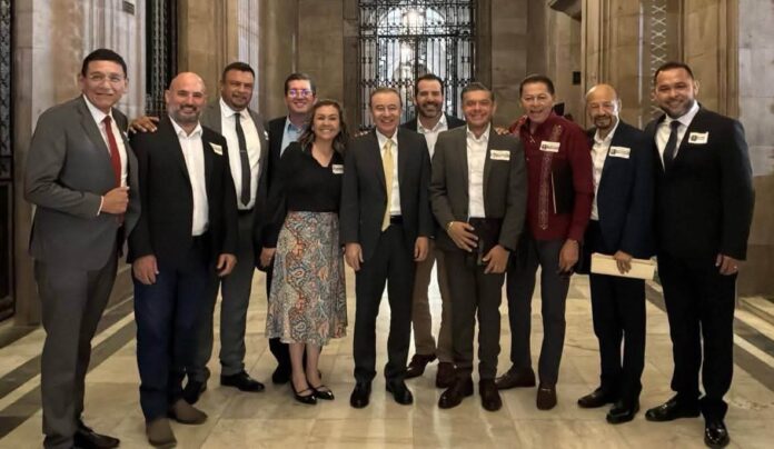 Alcalde acompaña a gobernador Durazo en reunión para revisar avance de programa de vivienda en Palacio Nacional; evento al que asistieron gobernadores y persidentes municipales de distintos estados del país.