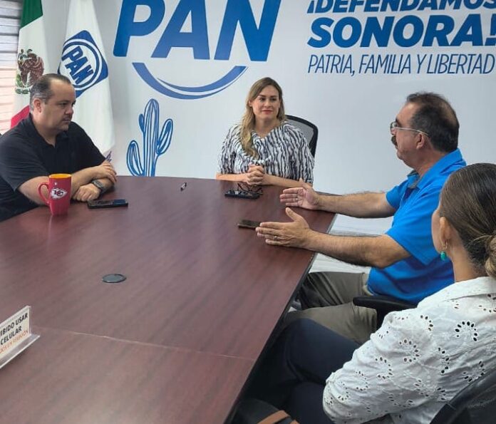 El empresario Marcelo Caraveo buscará la alcaldía; sostuvo reunión en las oficinas del PAN estatal con su presidenta, Celina Aldana.