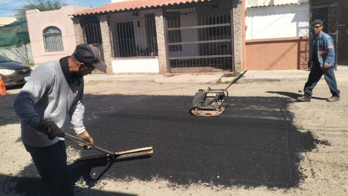 Mantiene Gobierno Municipal brigadas permanentes de bacheo; la Dirección de Desarrollo de Infraestructura despliega cuadrillas para la rehabilitación de la carpeta asfáltica en bulevares y colonias.