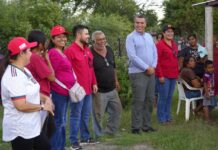 Ramón Flores lleva apoyos a familias afectadas por el huracán Polo en Vícam Switch