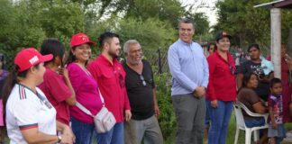 Ramón Flores lleva apoyos a familias afectadas por el huracán Polo en Vícam Switch