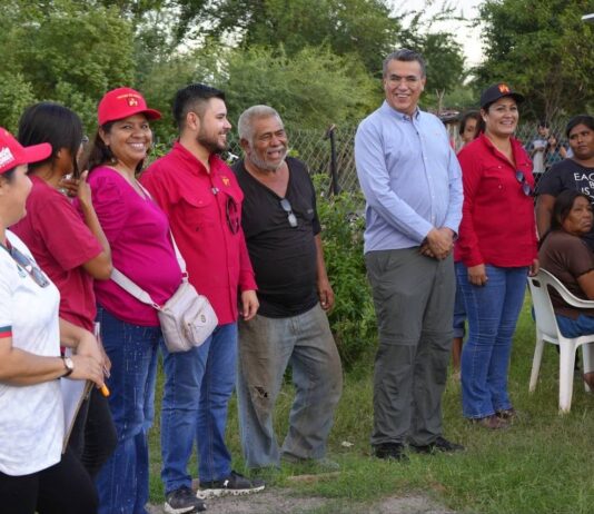 Ramón Flores lleva apoyos a familias afectadas por el huracán Polo en Vícam Switch