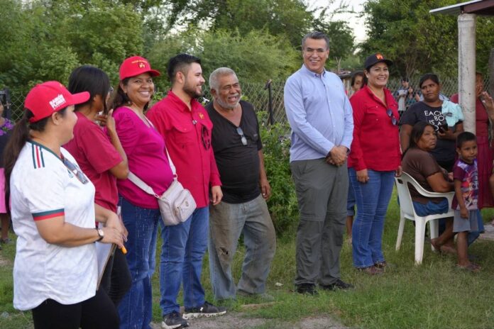 #Guaymas: Ramón Flores lleva apoyos a familias afectadas por el huracán Polo en Vícam Switch; la jornada inició en Barrio La Escuelita, donde fue recibido por Ana Silvia, junto con Griselda López, Carolina Tecisteco y Óscar Tapia.
