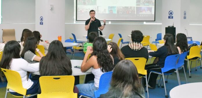 Promueven emprendimiento e innovación en jóvenes universitarios; se busca que más estudiantes de la localidad aprovechen los programas creados para ayudarles a convertir sus ideas en negocios.