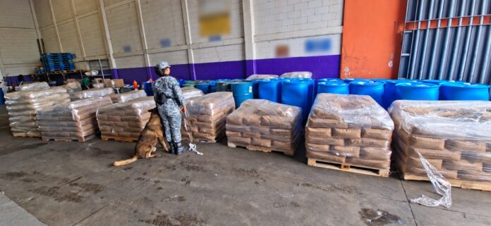 Aseguran más precursores químicos en una empresa de mensajería y paquetería; serían utilizados en la elaboración de drogas sintéticas.