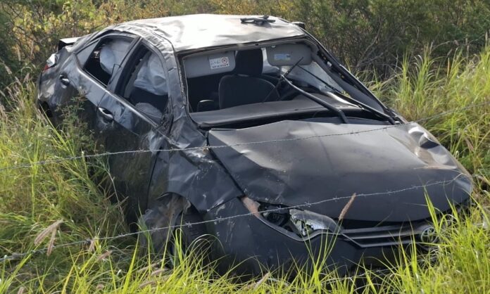 Joven mujer seriamente lesionada en volcamiento; accidente ocurrido la mañana de este jueves en la carretera al Delfinario, a la altura del Estero El Soldado.