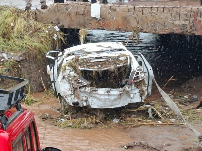 Rescatan e identifican de hombre que murió ahogado; junto con el vehículo en el que viajaba fue arrastrado por la fuerte corriente de agua en un arroyo de sector 13 de Julio.