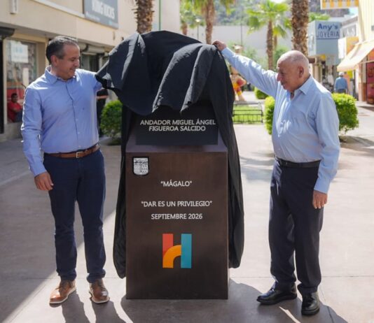 ‘Dar es un privilegio’: Devela Toño Astiazarán placa conmemorativa en honor a Mágalo Figueroa
