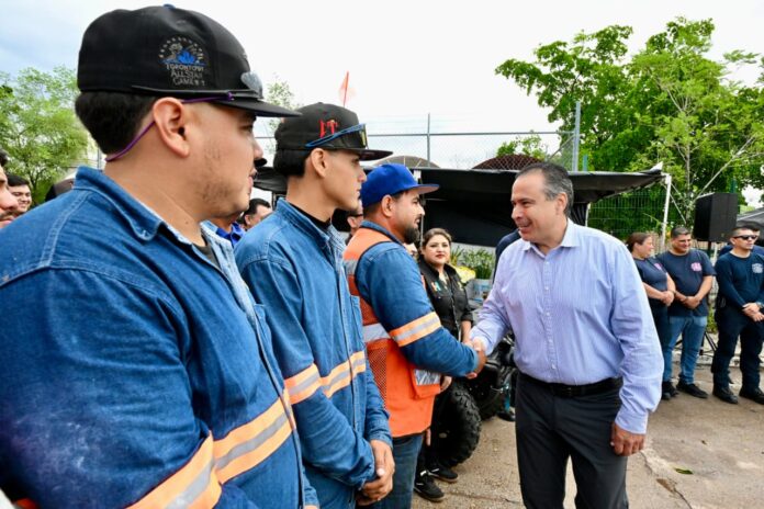 Pone en marcha Toño Astiazarán operativo especial por Día de Muertos; el Gobierno Municipal desplegó personal de seguridad, servicios públicos, salud, inspección y vigilancia, energía y cambio climático, DIF Hermosillo y Protección Civil del 31 de octubre al 2 de noviembre para ofrecer instalaciones limpias, ordenadas y atención directa a las familias.