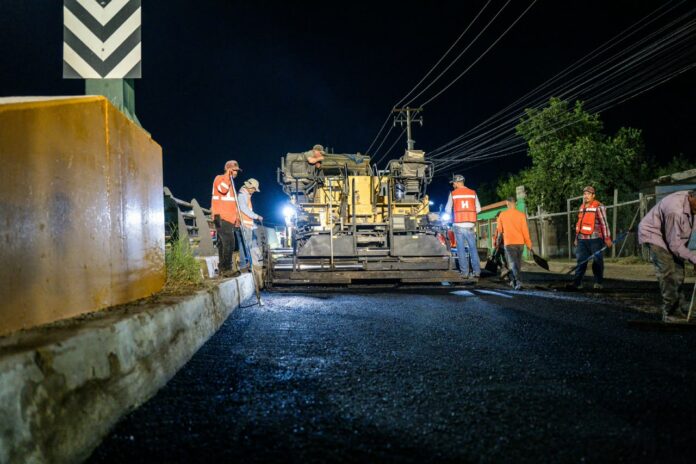 Avanza Gobierno de Hermosillo con rehabilitación de vialidades en jornadas de día y de noche; cuadrillas trabajan de día y de noche en vialidades primarias, secundarias y colonias.