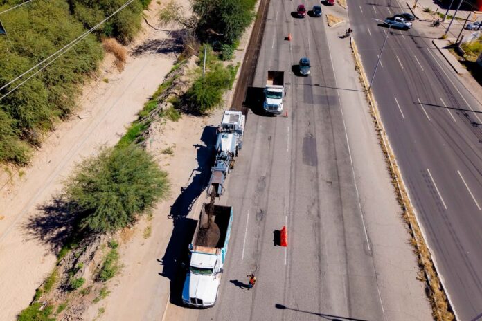Suma Gobierno de Hermosillo más de 20 mil metros cuadrados en reparación de vialidades; el programa de mantenimiento vial permanente impulsado por el presidente Toño Astiazarán supera las metas proyectadas en cruceros y avenidas principales, con rumbo al objetivo de 25 mil metros cuadrados.