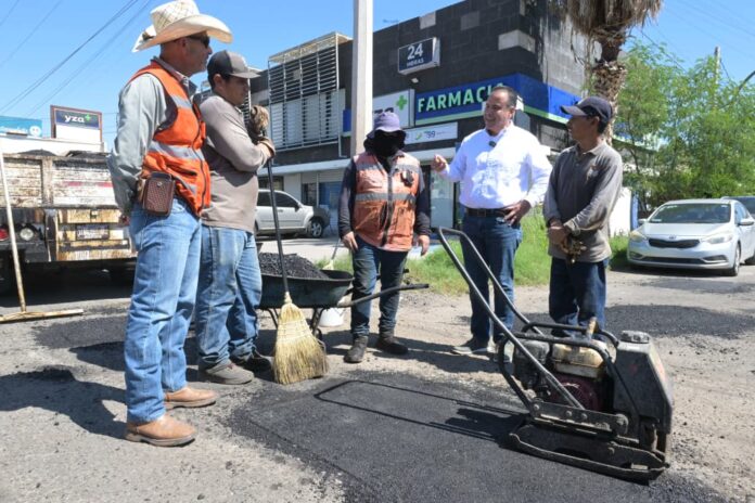 Aumenta Toño Astiazarán número de cuadrillas para ampliar bacheo en la ciudad; supervisa trabajos de acciones de mantenimiento en la calle Reforma; tan solo en 2026 se hará bacheo de 1 millón de m2.