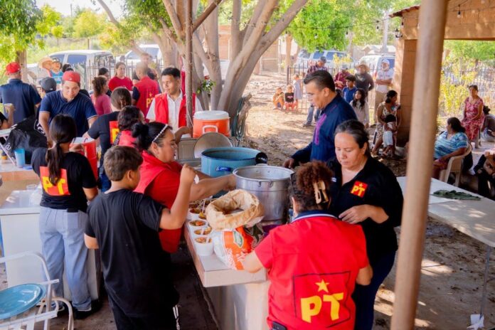 Ramón Flores lleva apoyo alimentario y agua purificada a familias de Cruz de Piedra; durante la jornada, el legislador estuvo acompañado por su equipo de trabajo de la Oficina de Enlace.