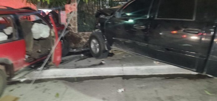 Vagoneta ocasiona choque múltiple; impactan una casa y derriban poste; percance de tránsito, con una persona lesionada, ocurrido la madrugada de hoy en la calle 10.
